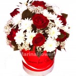 Шляпная коробка из красных роз и хризантем